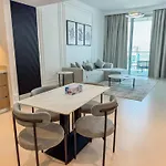 Like Home - 5306 Modern Two-Bedroom Apartment Overlooking The Creek