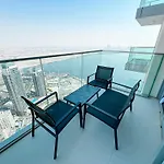 Like Home - 5306 Modern Two-Bedroom Apartment Overlooking The Creek