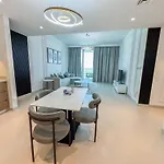 Like Home - 5306 Modern Two-Bedroom Apartment Overlooking The Creek