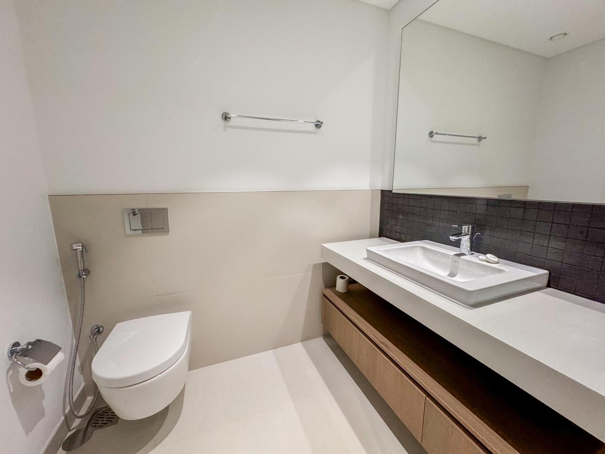 Like - 5306 Modern Two-bedroom Overlooking The Creek Apartment