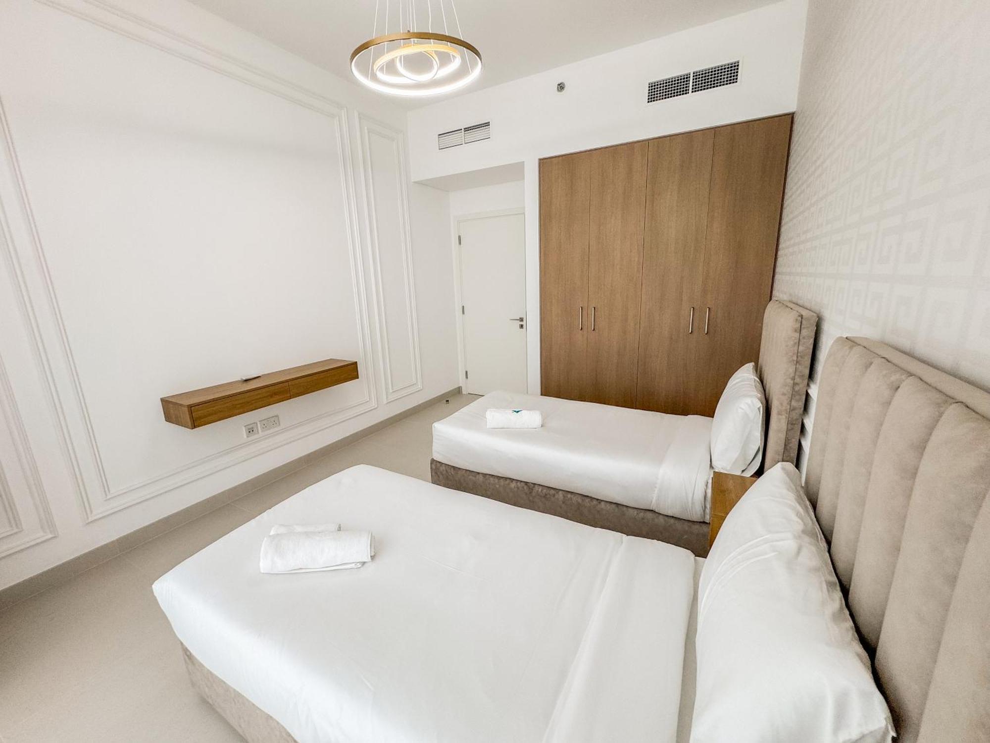 Like - 5306 Modern Two-bedroom Overlooking The Creek Apartment