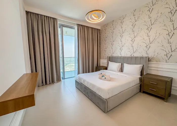 Like Home - 5306 Modern Two-Bedroom Apartment Overlooking The Creek