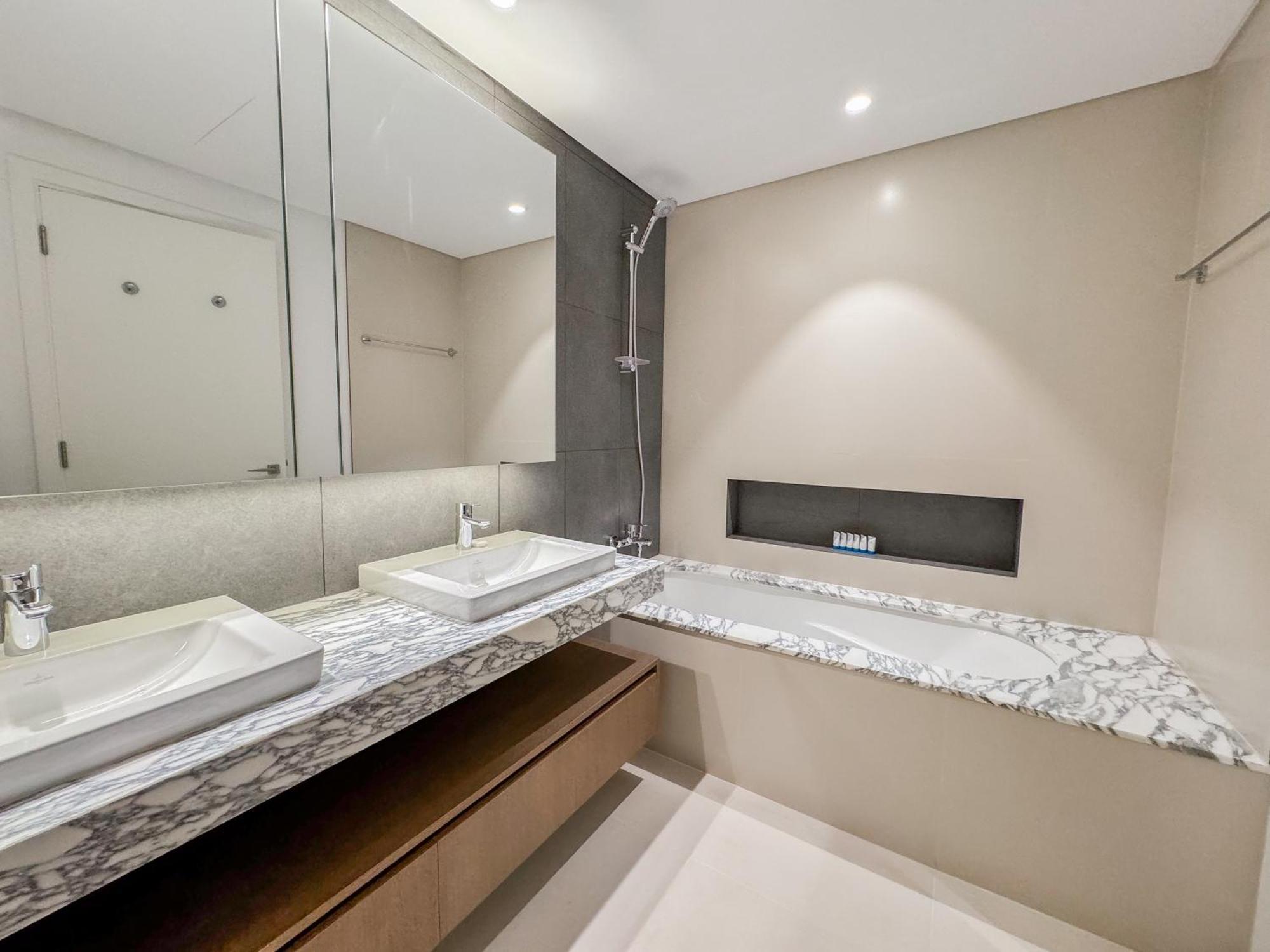 Apartment Like - 5306 Modern Two-bedroom Overlooking The Creek